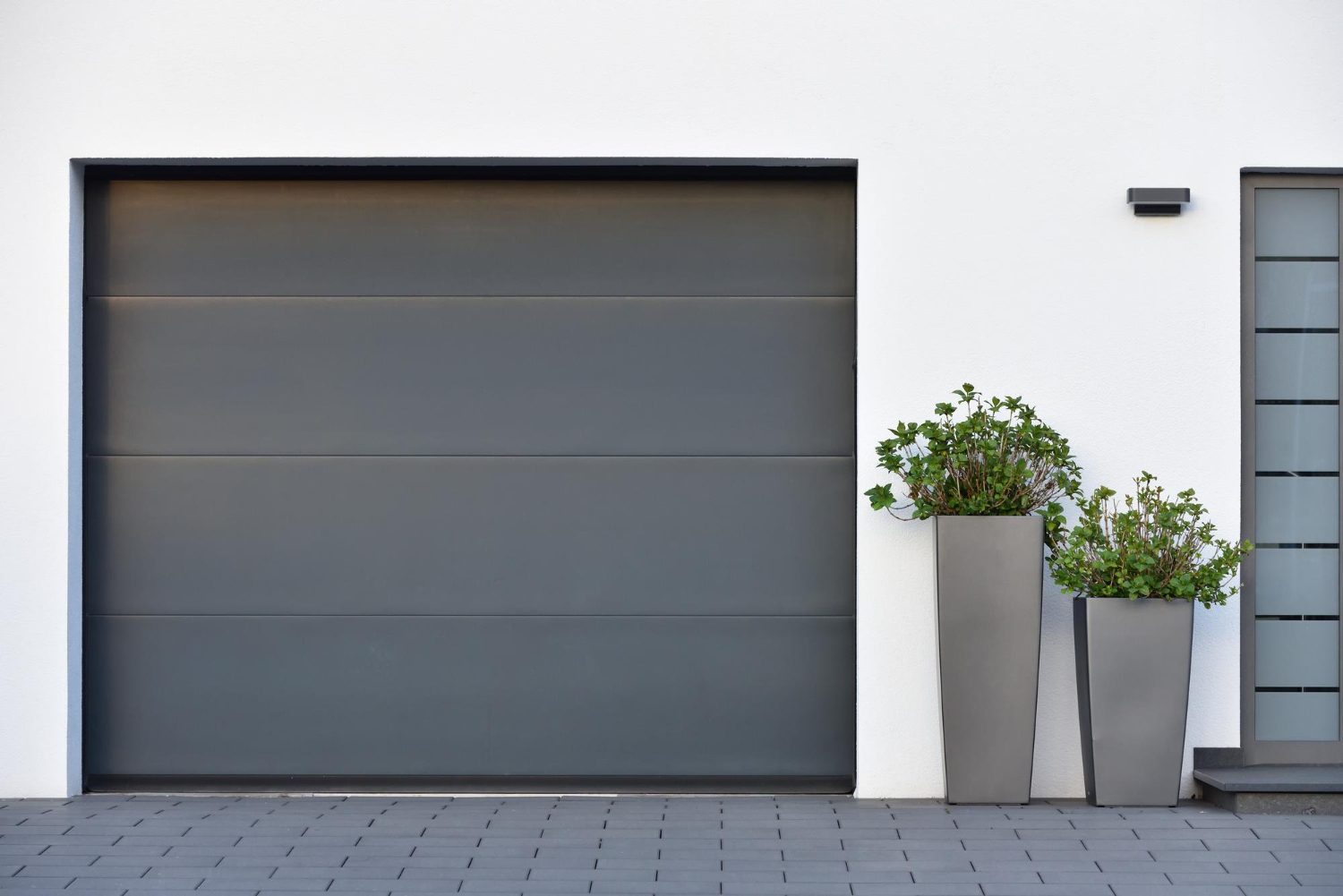 Garage gris moderne à côté de la maison de style scandinave