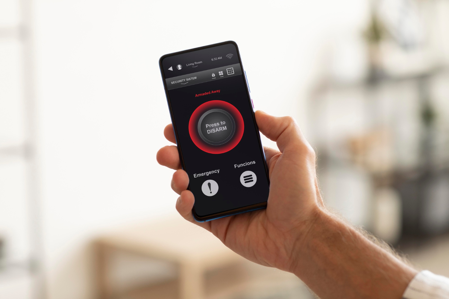 Un homme tenant un smartphone avec une application d'automatisation domestique