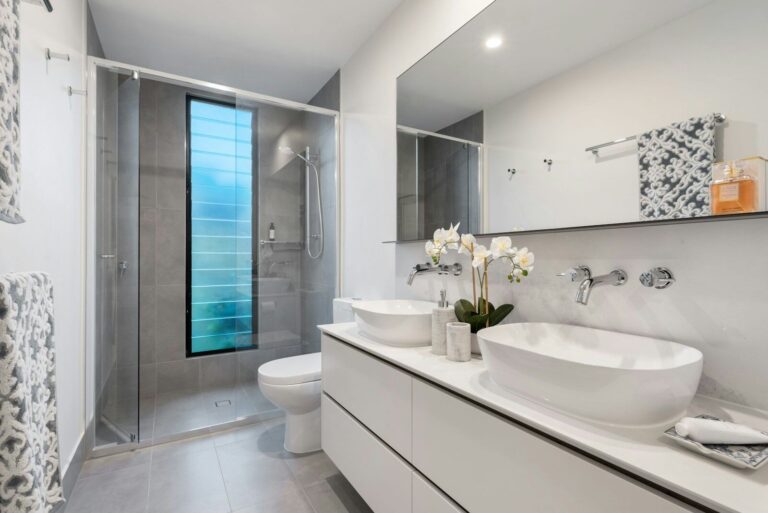 Rénover sa salle de bain sans tout casser : le guide malin