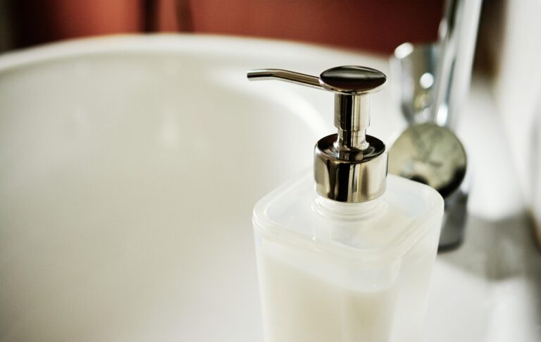 Meuble de salle de bain : suspendu ou sur pieds, quelles offres comparer ?