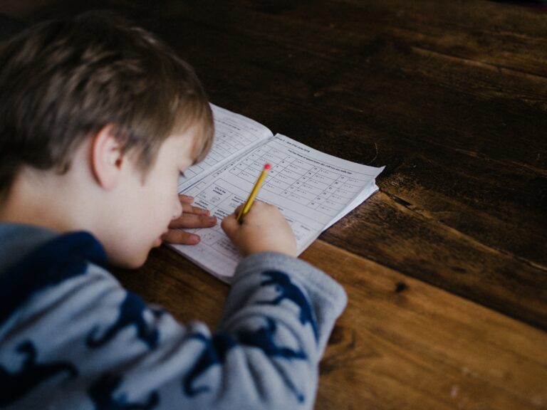 Créer un espace devoirs apaisant dans la maison pour éviter les tensions du soir